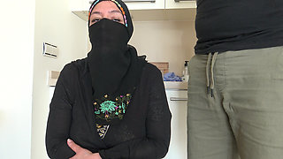 A young Algerian woman shoots her first pornographic film in Marseille because she needs money to pay her rent.