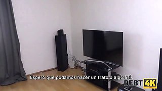 Debt4k. esposa cachonda engaña a su marido por dinero en efectivo delante de él