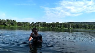 Squirt in a public place! Swimming in the lake with clothes