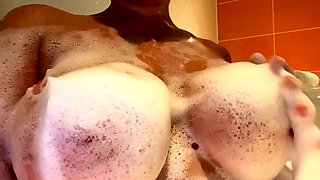 MILF vixen flaunts her fabulous big tits in the shower