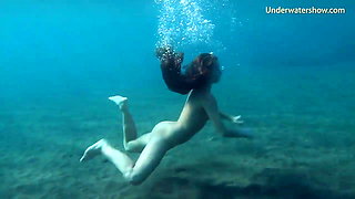 Underwatershow erotic young models in water