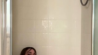Bubble butt amateur goes solo with a toy in the powder room