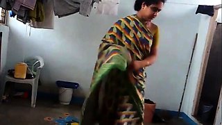 Aunty change saree