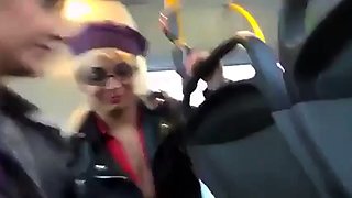 Deutsche Amateure geben Gruppen-Blowjob im Bus