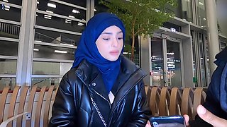 Arabic babe is ready to give her for a stranger's help in the airport