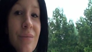 Deutsche masturbiert Outdoor im Regen