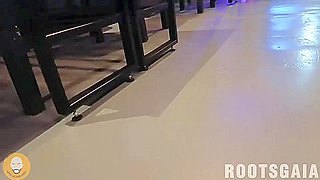 Cumple Su Fantasia Cuckold, Con El Camarero Pelaconbarba Delante De Su Marido