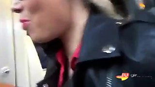 Deutsche Amateure geben Gruppen-Blowjob im Bus