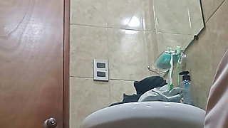 Indii has a great orgasm with her dildo