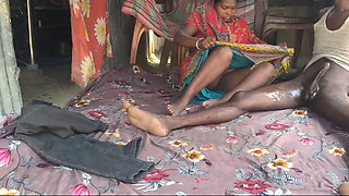 Bimar housewife mein land mein tel lagakar malish ki