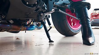 Leather, Chains N' Pussy Juice With Isiah Maxwell, Vince Karter, Hayley Davies - Brazzers