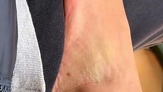 Je le fait bander avec mes petits pieds