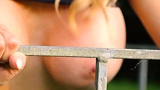 Outdoor sex with hot MILF Alexis Fawx