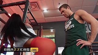 Brazzers - Huge culo Romi Rain gets bum boned at the gym