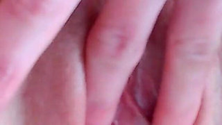 POV - КРУПНЫМ ПЛАНОМ СУЧКА ПОЛУЧАЕТ БУРНЫИ ОРГАЗМ .mp4