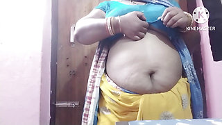Desi aunty showing her big boobs to her boyfriend with hindi audio sex talk