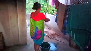 Tamil - Dress Washing Housewife Aunty Sex