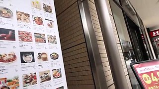 色気溢れる美人妻が手マンで濡れまくり大開脚で感じまくる