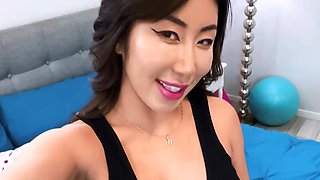 Dee Williams enjoying the taste of that overflowing cunt