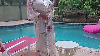 Blonde is flashing her big boobs in the outdoors