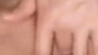 MILF Siendo Masturbada Y Abriendo Su Rico Chocho Con Juguete De 25cm En Primer Plano