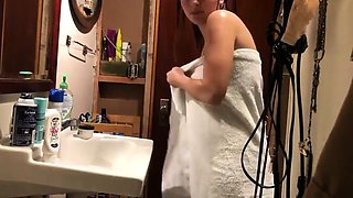 Small titted brunette teen fingering on the bed