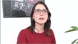 Lia Comes To Climax With And Fingering