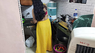 Sasur Ne Bahu se Bola pith pe oil Laga Do fir Gate par Hi chod Diya