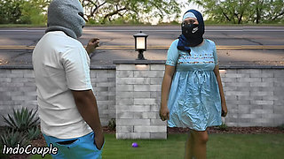 Istri muslim berhijab yang tukang selingkuh pamer memek di depan umum dan nyepong kontol orang asing demi uang viral di jakarta