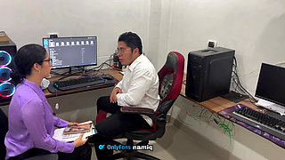 Boss fucks his employee secretary is dominated, fucked hard, squirt on the boss's face!