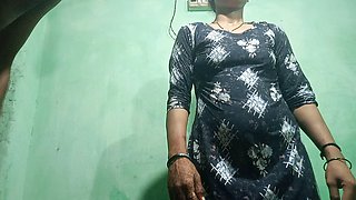 Indian Desi Village Bhabhi Ne Padosi Devar Se Chhat per Gand Marwaya